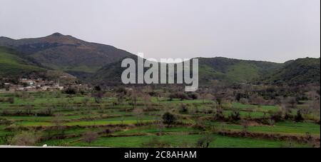 Un bel villaggio tra la diga di Bhasha e la diga di Tarbela KPK Provincia Pakistan Foto Stock