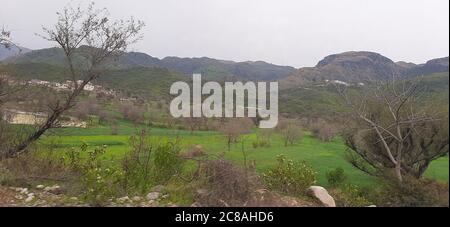 Un bel villaggio tra la diga di Bhasha e la diga di Tarbela KPK Provincia Pakistan Foto Stock