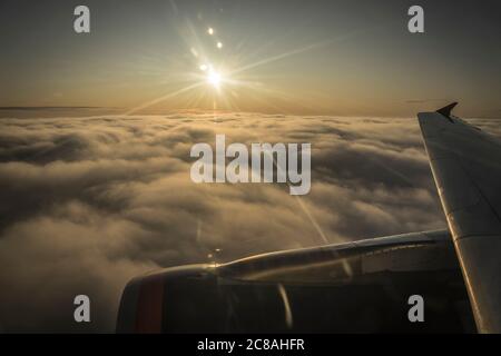 tramonto sulle nuvole Foto Stock