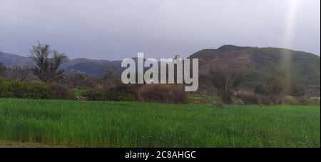 Un bel villaggio tra la diga di Bhasha e la diga di Tarbela KPK Provincia Pakistan Foto Stock