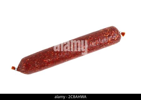Bastone di salsiccia affumicata cruda isolato su sfondo bianco con tracciati di ritaglio con ombra e senza ombra Foto Stock