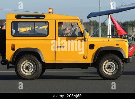 Un Land Rover Defender gestito dalla Royal Air Force nel ruolo di Flight Safety, al RAF Leuchars durante la fiera aerea del 2012. Foto Stock