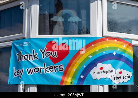 Grazie ai lavoratori chiave, NHS, banner arcobaleno che ringrazia il Servizio sanitario Nazionale e i lavoratori chiave. Opere d'arte fabbricate. In questo insieme, messaggio di sicurezza Foto Stock