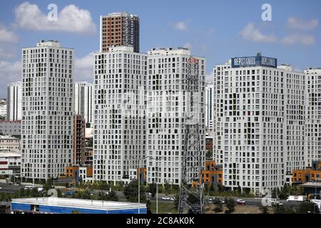 Istanbul. 21 luglio 2020. Foto scattata il 21 luglio 2020 mostra una vista generale dei blocchi di appartamenti a Istanbul, Turchia. Credit: Osman Orsal/Xinhua/Alamy Live News Foto Stock