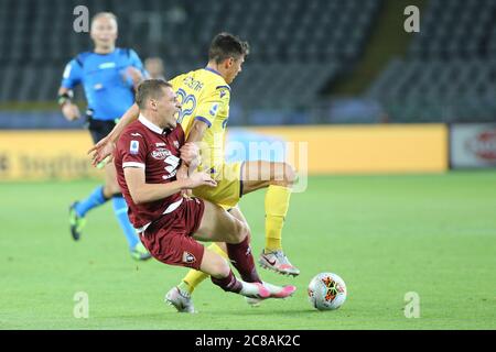 Matteo Pessina (Hellas Verona) vs Andrea Belotti (Torino FC) durante Torino vs Hellas Verona, serie a italiana di calcio, Torino, Italia, 22 luglio 2020 Foto Stock