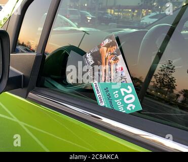 Orlando, FL/USA -1/28/20: Una cartolina pubblicitaria che si trova nella finestra di un'auto e invita una persona a entrare a far parte di un club benessere a una tariffa scontata. Foto Stock