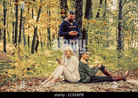 Giovani amici con umore autunnale. Autunno e foglie sogni di caduta. Godendo gli studenti del fine settimana insieme. Persone in background autunno. Viaggi in autunno. Foto Stock