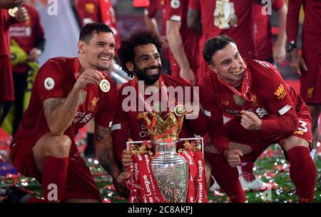 Dejan Lovren (a sinistra), Mohamed Salah (al centro) e Xherdan Shaqiri festeggiano con il trofeo dopo la partita della Premier League ad Anfield, Liverpool. Foto Stock