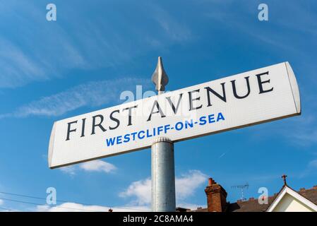 Cartello First Avenue, a Westcliff on Sea, Southend, Essex, Regno Unito. Segnale stradale, segnale stradale. Città di mare nel cielo blu. 1st avenue Foto Stock