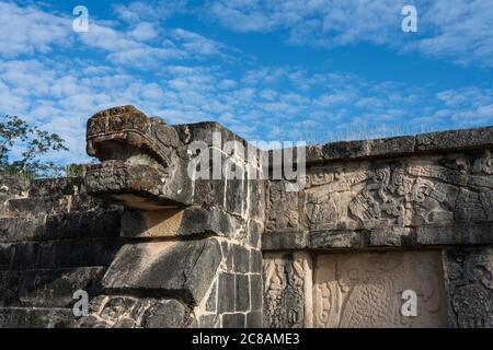 La piattaforma delle aquile e Jaguar, costruita in stile Maya-Tolteco, nelle rovine della grande città maya di Chichen Itza, Yucatan, Messico. Il Pre-H. Foto Stock