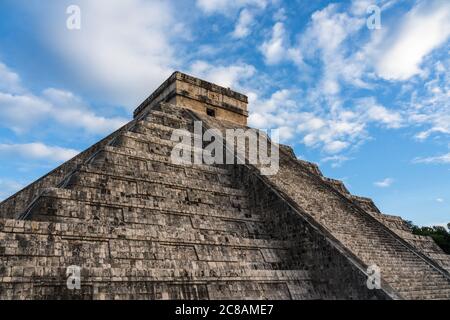 El Castillo o il Tempio di Kukulkan è la più grande piramide nelle rovine della grande città maya di Chichen Itza, Yucatan, Messico. Il pre-ispanico Foto Stock
