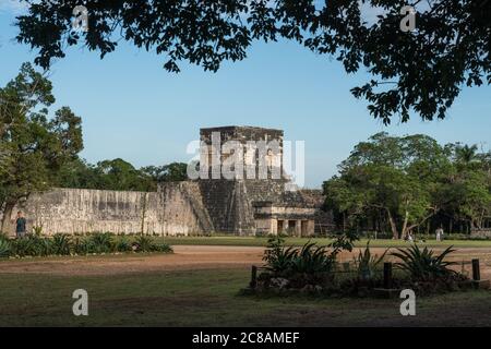 Il Tempio della Giaguaro nelle rovine della grande città maya di Chichen Itza, Yucatan, Messico. Sopra si trova il Tempio superiore della Jaguar, che si affaccia Foto Stock