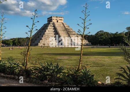 El Castillo o il Tempio di Kukulkan è la più grande piramide nelle rovine della grande città maya di Chichen Itza, Yucatan, Messico. Il pre-ispanico Foto Stock