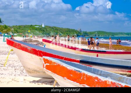 Colorate barche da pesca presso la spiaggia di Tulum sulla riviera maya in Messico Foto Stock