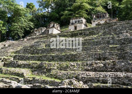 Templi III, IV, V e VI in cima a una piramide nelle rovine della città maya di Bonampak a Chiapas, Messico. Foto Stock