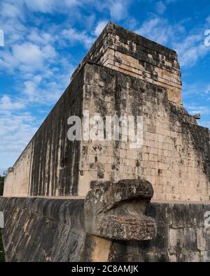 Il Tempio superiore della Giaguaro si affaccia sulla Grande Corte della palla nelle rovine della grande città maya di Chichen Itza, Yucatan, Messico. Davanti è presente un Foto Stock