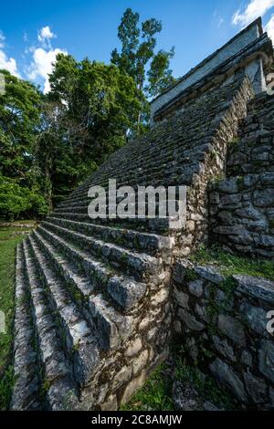 Scale molto ripide di fronte al Tempio II alle rovine della città maya di Bonampak a Chiapas, Messico. Foto Stock