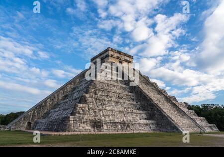 El Castillo o il Tempio di Kukulkan è la più grande piramide nelle rovine della grande città maya di Chichen Itza, Yucatan, Messico. Il pre-ispanico Foto Stock