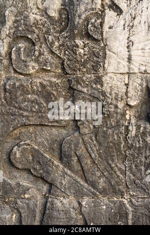 Sculture in pietra bassorilievo di giocatori di palla sulle pareti della Grande Ball Court nelle rovine della grande città maya di Chichen Itza, Yucatan, Messico. Foto Stock