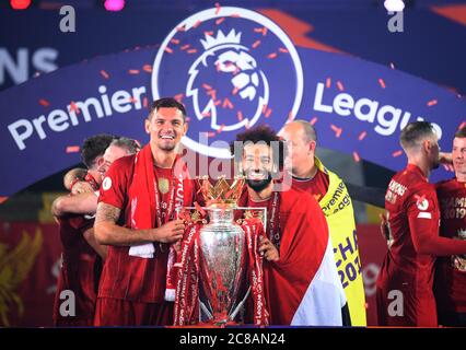 Dejan Lovren (a sinistra) e Mohamed Salah di Liverpool festeggiano con il trofeo Premier League dopo la partita della Premier League ad Anfield, Liverpool. Foto Stock