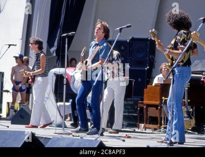 Bob Weir dei Grateful Dead che si esibiscono al concerto No Nuke benefit presso l'Hollywood Bowl di Los Angeles, California. Foto Stock