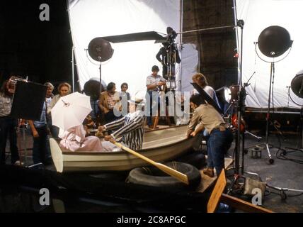 Produzione di film commerciale all'interno dello studio di Hollywood filma una scena per assomiglia ad una coppia che voga una barca su un lago. Foto Stock