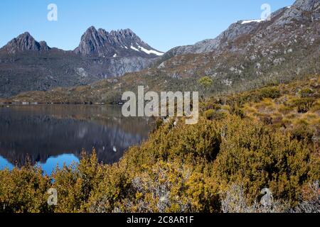 La bellezza è selvaggia e selvaggia al lago dove nel Cradle Mountain National Park, un'area patrimonio dell'umanità, in Tasmania, Australia. La data è il 10 ottobre 2018. Foto Stock