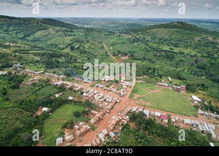 Il paesaggio dell'Uganda centrale è caratterizzato da colline ondulate e terreni agricoli fertili - distretto di Lyantondo, Uganda, Africa orientale. Foto Stock