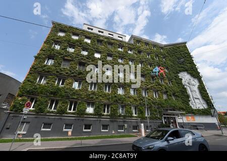 Vienna. 22 luglio 2020. La foto del 22 luglio 2020 mostra l'esterno dell'edificio della sede centrale MA48 a Vienna, Austria. Le facciate della sede centrale del ma 48 erano rivestite da piante verdi, che avevano effetti positivi tra cui microclima, protezione del tessuto da pioggia battente e depositi di sporcizia, protezione dal rumore e capacità di raffreddamento. Credit: Guo Chen/Xinhua/Alamy Live News Foto Stock