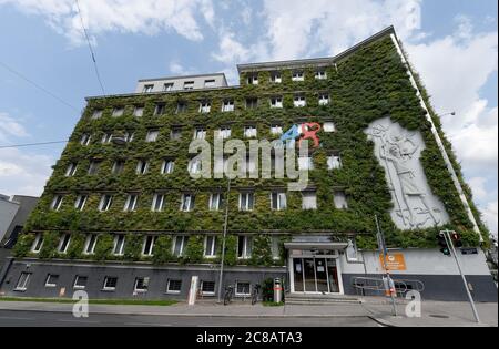 Vienna. 22 luglio 2020. Foto scattata il 22 luglio 2020 mostra una facciata verde della sede centrale del ma 48 a Vienna, Austria. Le facciate della sede centrale del ma 48 erano rivestite da piante verdi, che avevano effetti positivi tra cui microclima, protezione del tessuto da pioggia battente e depositi di sporcizia, protezione dal rumore e capacità di raffreddamento. Credit: Guo Chen/Xinhua/Alamy Live News Foto Stock