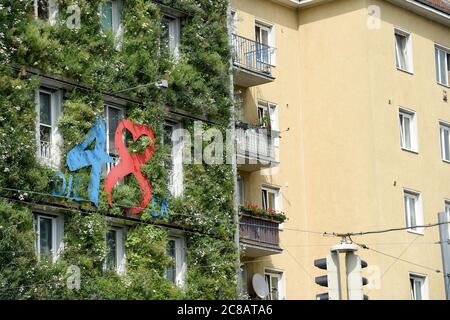 Vienna. 22 luglio 2020. Foto scattata il 22 luglio 2020 mostra una facciata verde della sede centrale del ma 48 a Vienna, Austria. Le facciate della sede centrale del ma 48 erano rivestite da piante verdi, che avevano effetti positivi tra cui microclima, protezione del tessuto da pioggia battente e depositi di sporcizia, protezione dal rumore e capacità di raffreddamento. Credit: Guo Chen/Xinhua/Alamy Live News Foto Stock