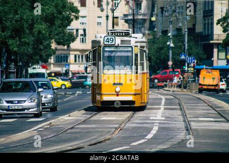 Budapest Ungheria 22 luglio 2020 Vista di un vecchio tram elettrico ungherese per i passeggeri che attraversano le strade e parte del sistema di trasporto pubblico Foto Stock