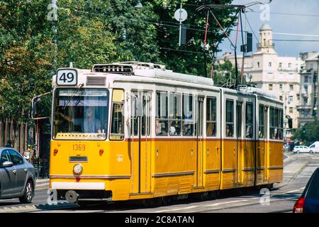 Budapest Ungheria 22 luglio 2020 Vista di un vecchio tram elettrico ungherese per i passeggeri che attraversano le strade e parte del sistema di trasporto pubblico Foto Stock