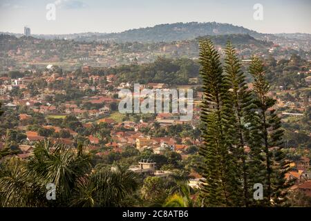 La periferia di Kampala, la capitale dell'Uganda, è caratterizzata da colline verdi e tetti in piastrelle rosse. Foto Stock