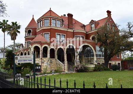 La Moody Mansion sull'isola di Galveston, Texas. Il residence è circondato da palme e erba e il segno descrittivo è visibile dalle ringhiere. Foto Stock
