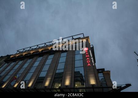 BUCAREST, ROMANIA - 11 FEBBRAIO 2020: Logo Ramada davanti al loro hotel principale per Bucarest. Il Ramada è una catena americana di hotel e resort Foto Stock