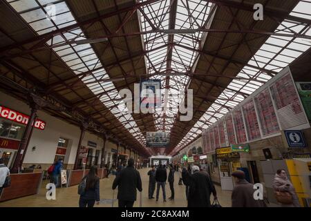 BUCAREST, ROMANIA - 15 FEBBRAIO 2020: Sala partenze principali di gara de Nord, la stazione ferroviaria principale di Bucarest, Romania, con biglietteria e. Foto Stock