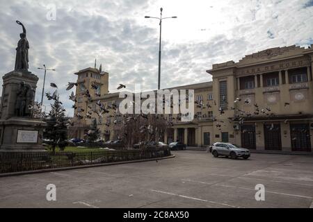 BUCAREST, ROMANIA - 15 FEBBRAIO 2020: Facciata principale di gara de Nord, la stazione ferroviaria principale di Bucarest, con i piccioni che la sorvolano. Gar de nord, Foto Stock