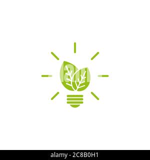 Contorno verde di lampadina elettrica con foglia verde e raggi luminosi. Isolato su bianco. Icona contorno piatto. Illustrazione vettoriale. Diventa verde. Amico ecologico Illustrazione Vettoriale