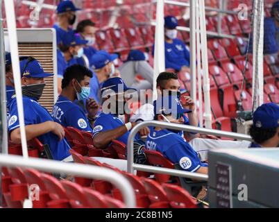 St. Louis, Stati Uniti. 22 luglio 2020. I giocatori dei Kansas City Royals guardano l'azione di un esteso dugout durante una partita in mostra contro i St. Louis Cardinals al Busch Stadium di St. Louis mercoledì 22 luglio 2020. Photo by Bill Greenblatt/UPI Credit: UPI/Alamy Live News Foto Stock