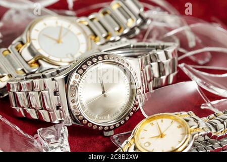 orologi glamour con pezzi di vetro rotto Foto Stock