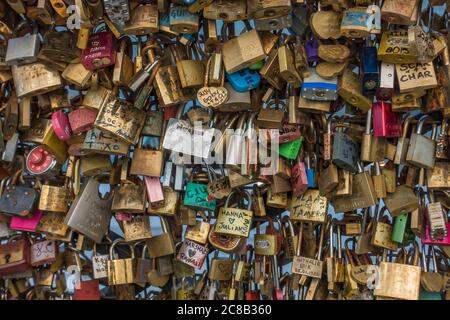 Lovelocks sul ponte Foto Stock