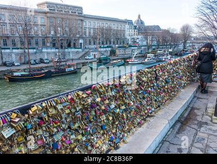 Lovelocks su Pont Neuf Parigi Francia Foto Stock