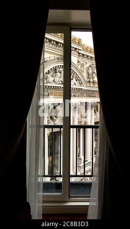 Palais Garnier o Opera Garnier il Teatro dell'Opera, Parigi, Francia, vista dalla finestra Foto Stock