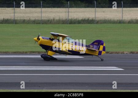 G-IIIX "Purple Haze", un biplano aerobatico leggero speciale Pitts S1.S, all'aeroporto di Prestwick in Ayrshire. Foto Stock