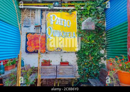 Buenos Aires, Argentina - 05 settembre 2018: I famosi colori di El Caminito in una piccola area di riposo chiamata patio Quinquela. Foto Stock