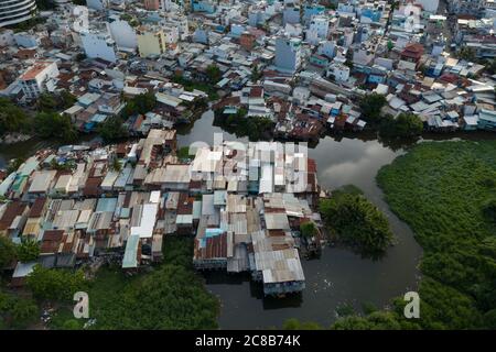 vecchia zona residenziale e commerciale che assomiglia ad una affollata cittadina barbata costruita lungo un canale dalla vista aerea dall'alto verso il basso Foto Stock