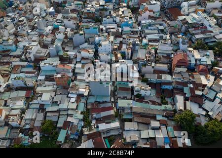 affollata vecchia zona residenziale e affaristica, simile a una affollata cittadina barbata costruita lungo un canale dall'alto Foto Stock