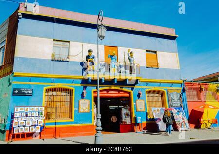 Buenos Aires, Argentina - 05 settembre 2018: Casa di s con due piani con iconiche celebrità argentine rappresentate come statue nella veranda con una Foto Stock