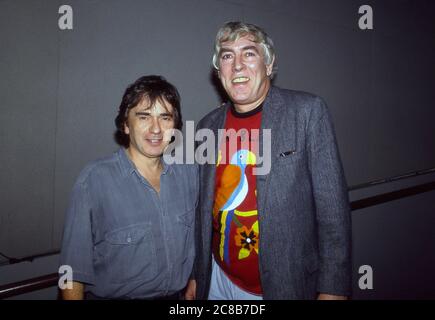 Dudley Moore e Peter Cook backstage al Comic Relief Foto Stock